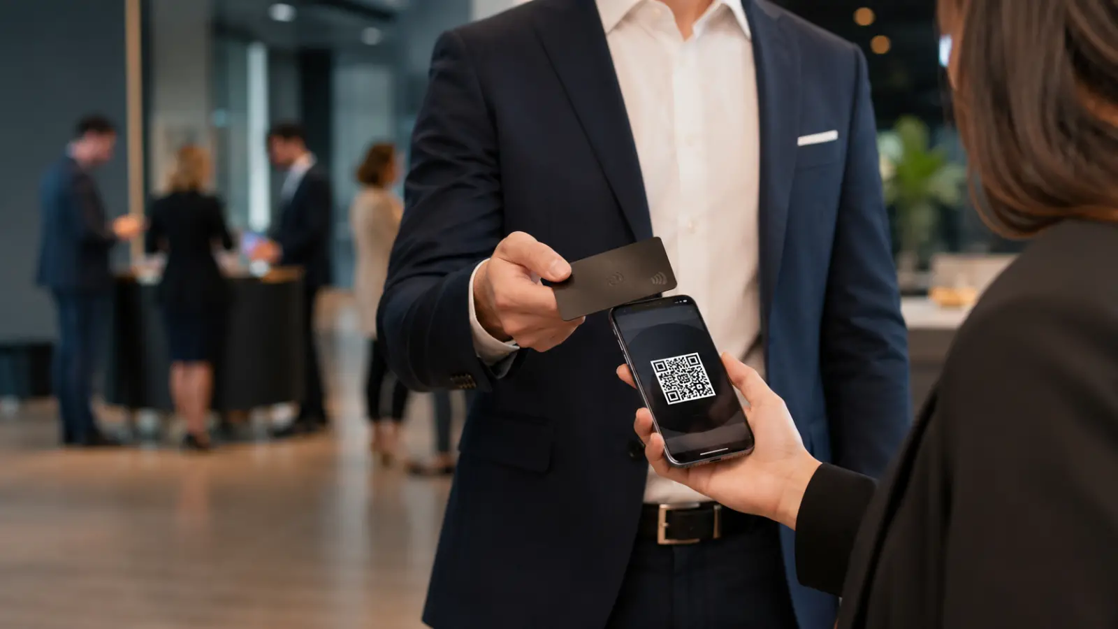 Tarjeta de presentación digital compartida por NFC y código QR en un smartphone.