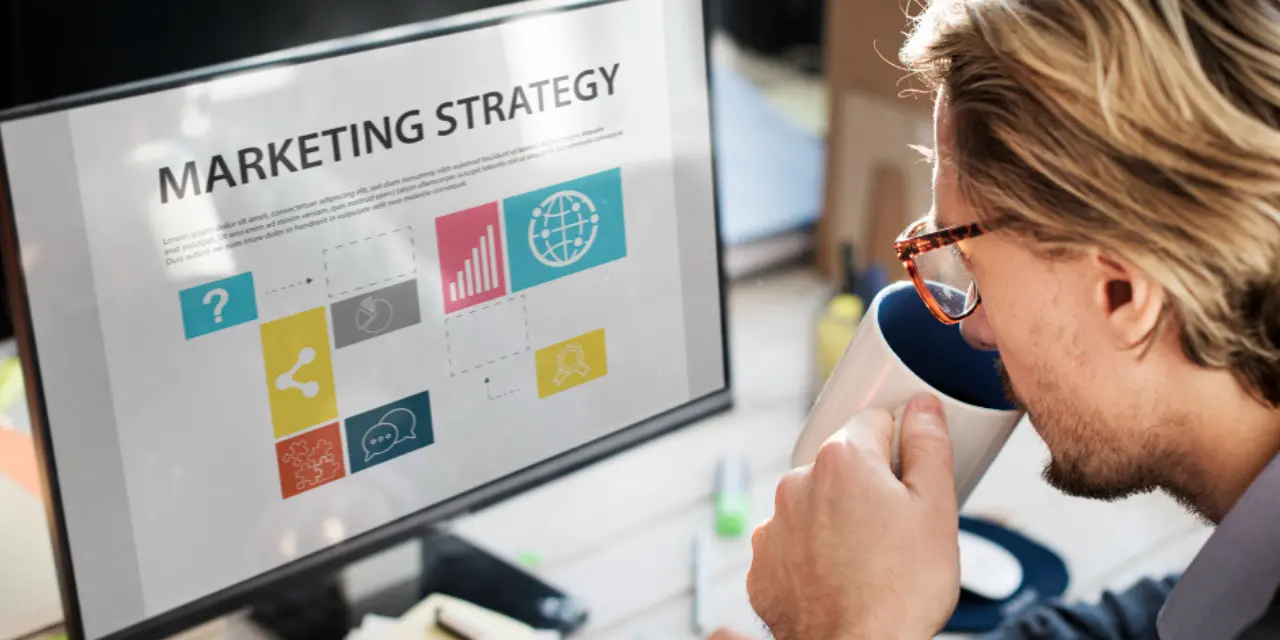 Homem analisando uma tela de estratégia de marketing no computador.