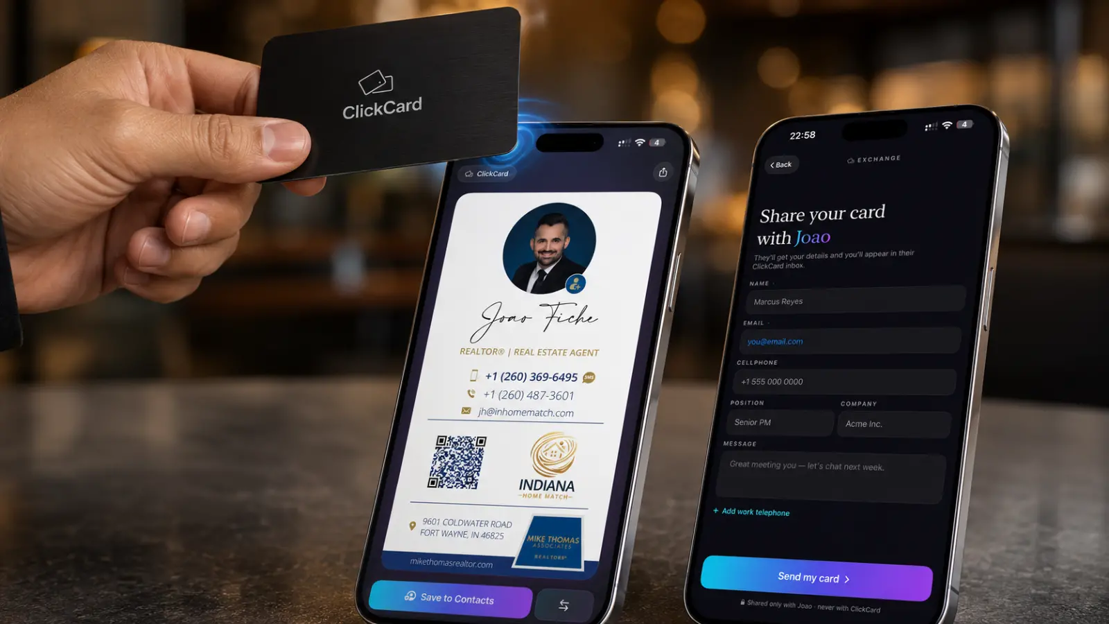Mão aproximando um cartão de visita digital NFC da ClickCard de um smartphone, abrindo o perfil do cartão e o formulário de troca de contatos