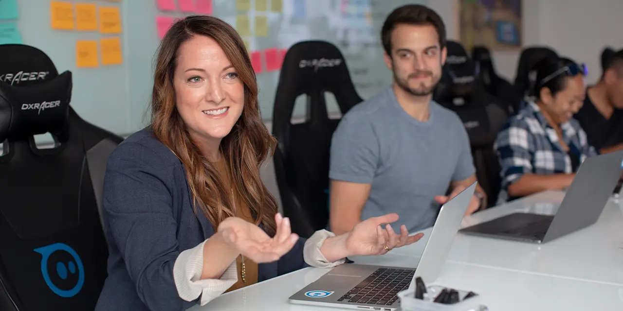 Equipe, uma mulher e um homem, de tecnologia trocando ideias com conexões em potencial.