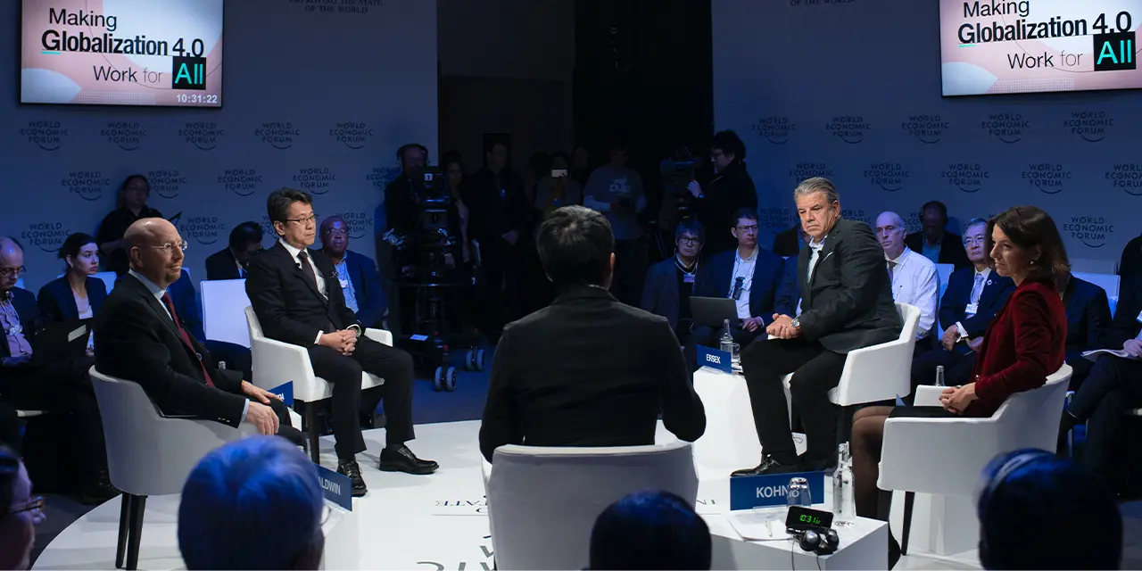 Profesionales hablan de sus experiencias profesionales en un evento de networking