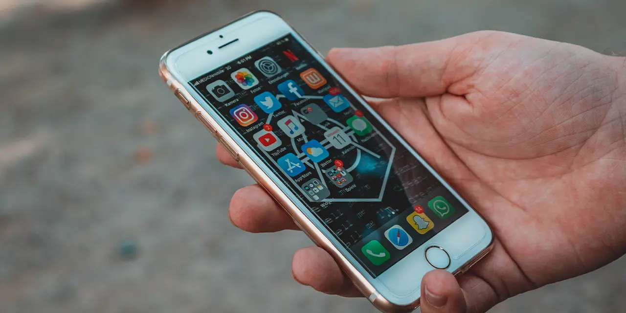 Pessoa navegando pelas redes sociais em busca de conhecimento de relevancia