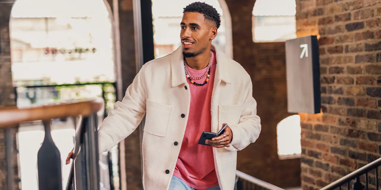 Profissional indo encontrar conexões que criou pelo app da ClickCard