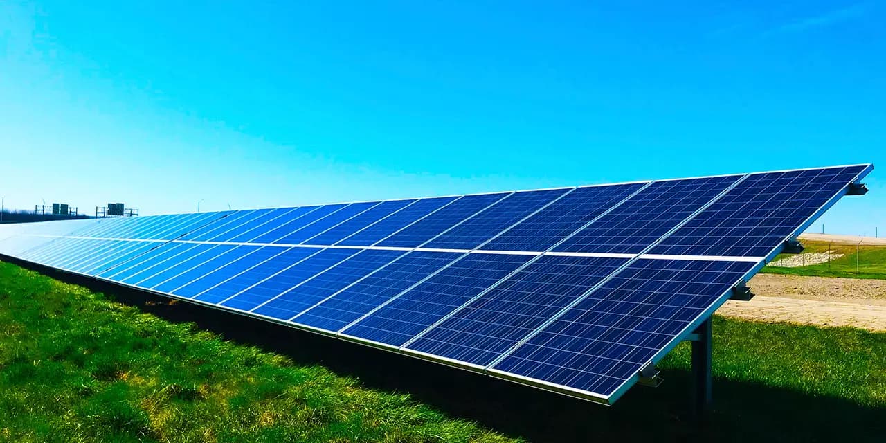 Empresa utilizando painel de energia solar para gerar eletricidade para a companhia de maneira que não prejudique o meio ambiente