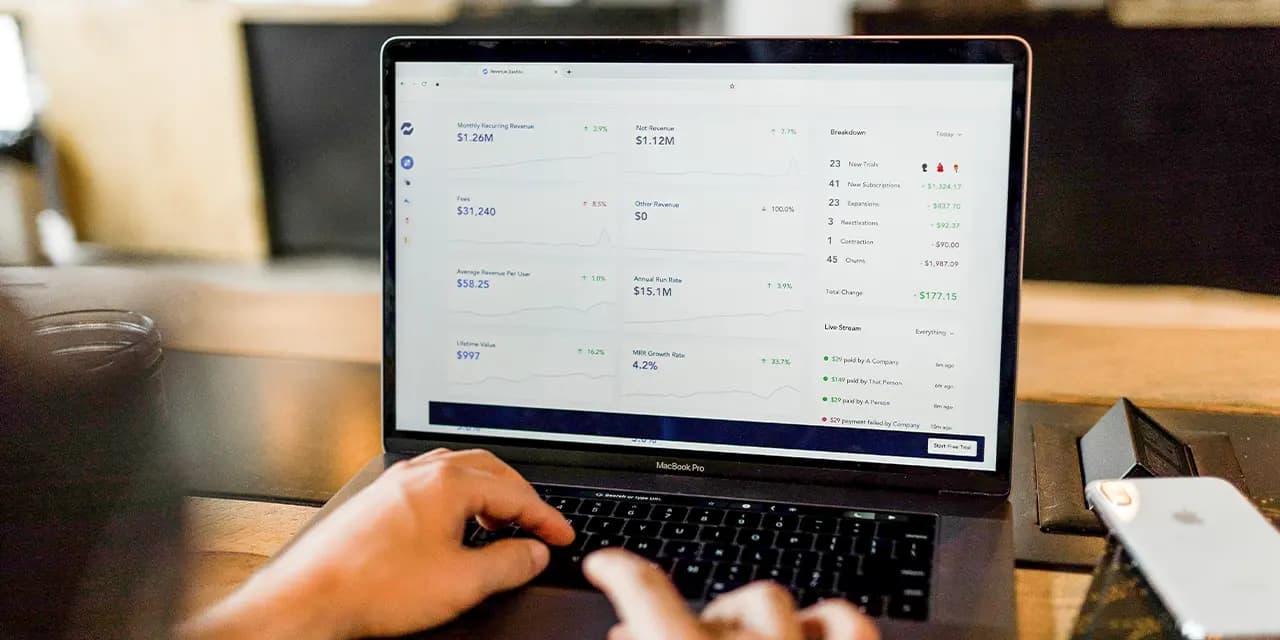 Painel Web da ClickCard com informações de integração, compartilhamento e informações de contato de cada cartão