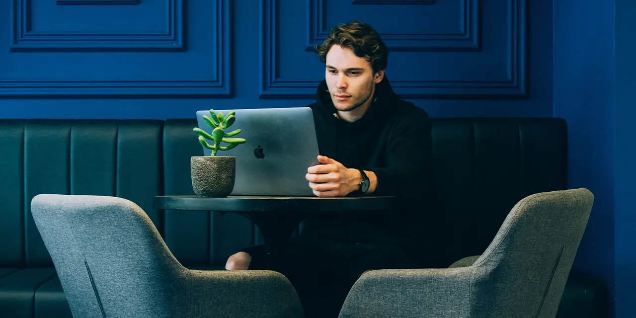 Profissional de marketing gerenciando insights de plataformas digitais de sua empresa