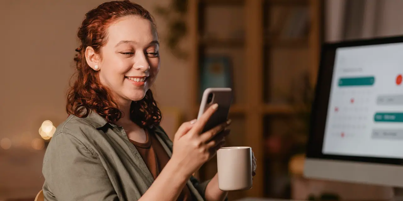 Mulher acessando seu cartão de visita digital por meio do aplicativo da clickcard