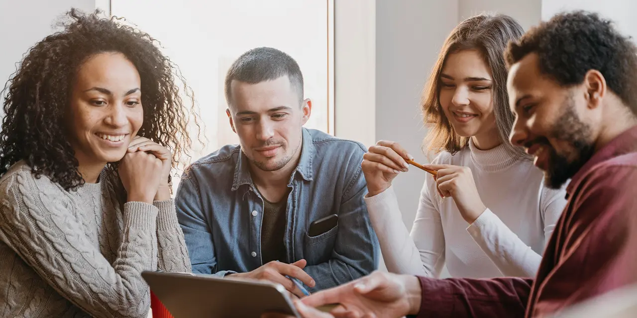Equipe de profissionais descobrindo a ferramenta de NFC por meio na plataforma da ClickCard