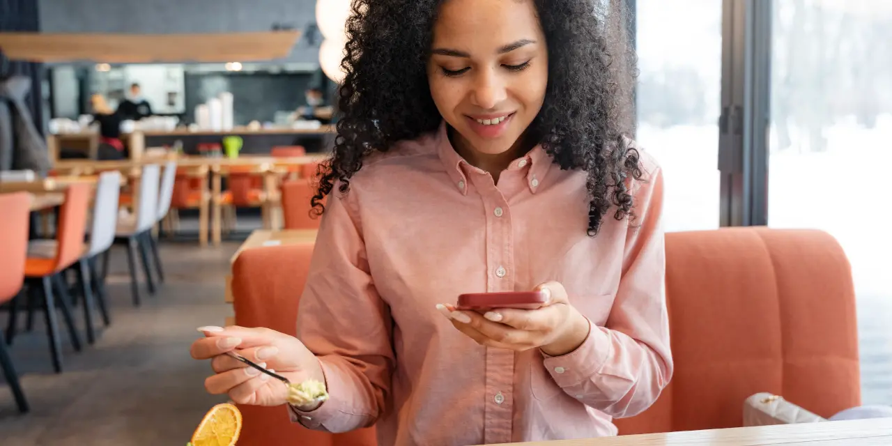 Pessoa utilizando o QR Code para efetuar pagamento em lanchonete.