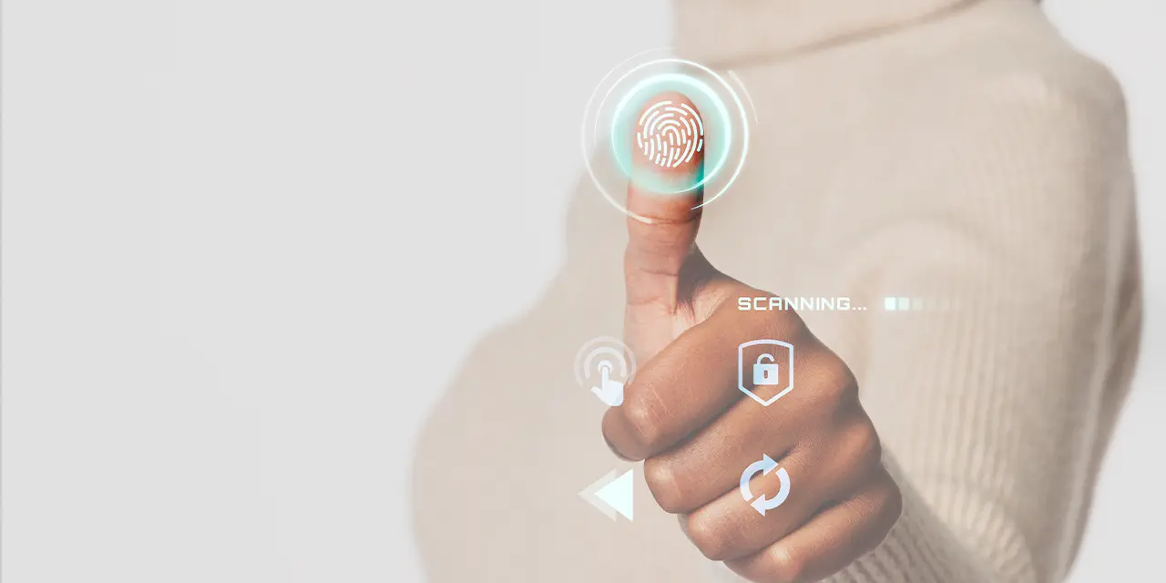 Pessoa segura ao compartilhar seus dados com a empresa por ela seguir a LGPD e criptografia corretamente.