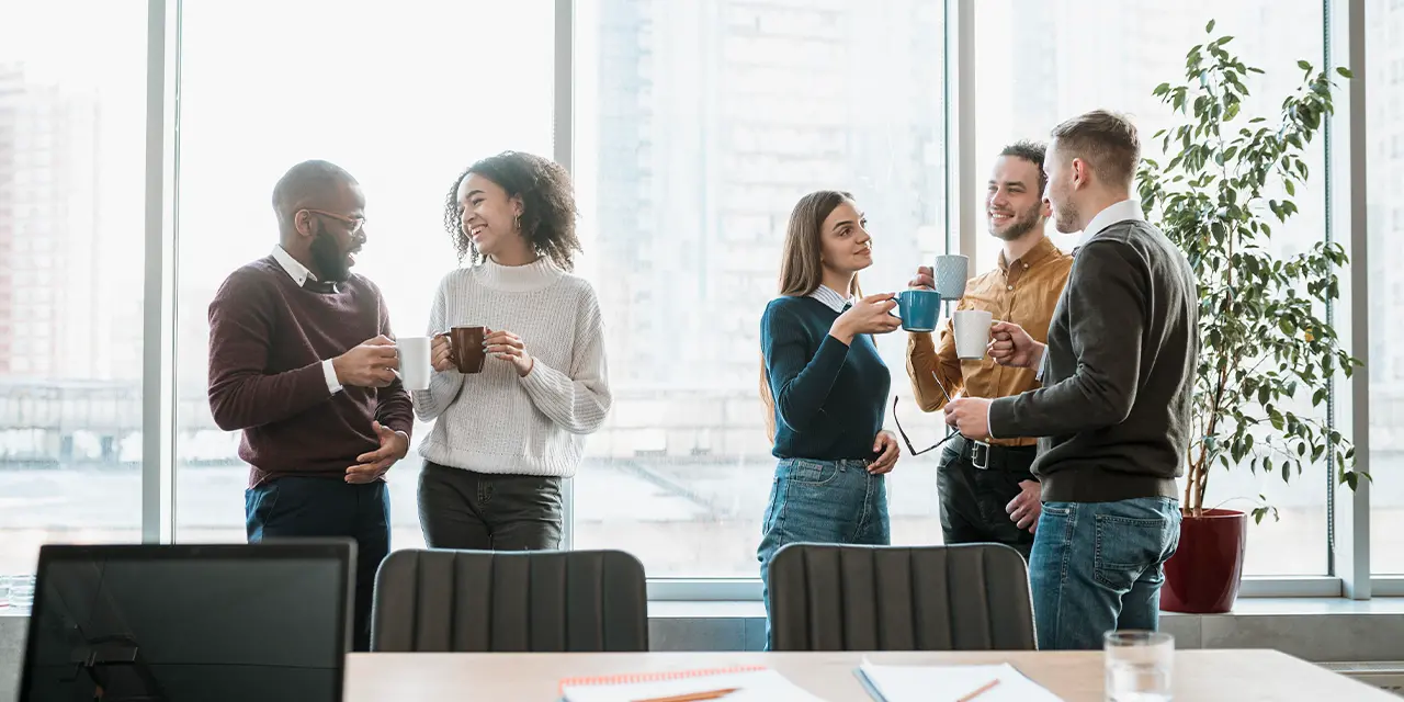 Profissionais trocando experiências em evento de networking.