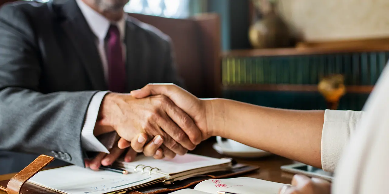 Advogado aumentando seus clientes a partir do cartão de visita digital