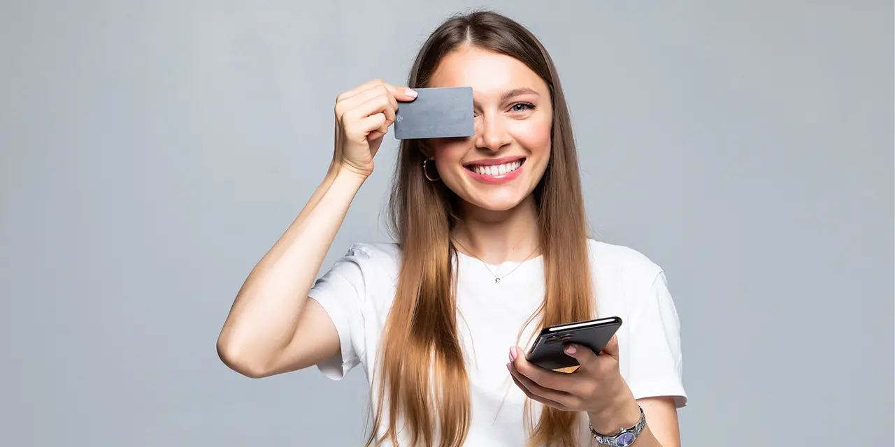 Cartão NFC como cartão de visita físico e cartão de visita digital pelo aplicativo da ClickCard.