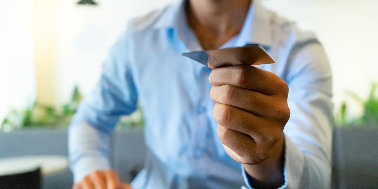 Profissional utilizando cartão nfc como cartão de visita digital para compartilhar as suas informações de contato.