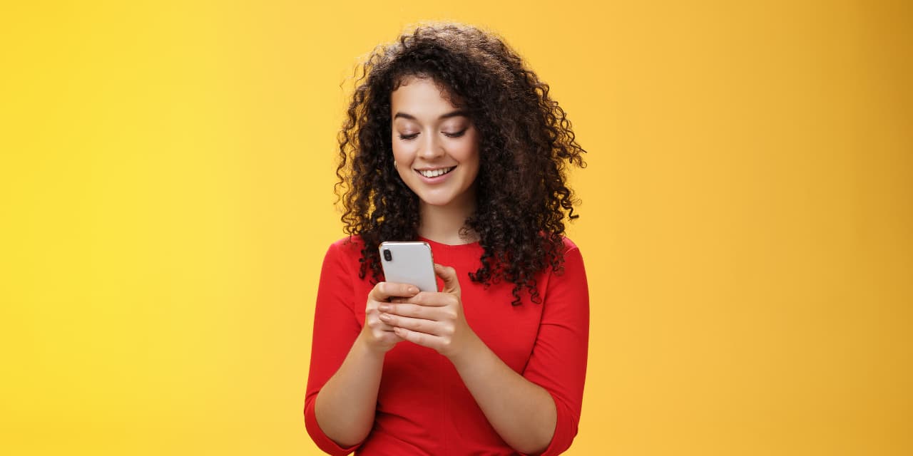 Usuário da ClickCard criando um cartão de visita digital