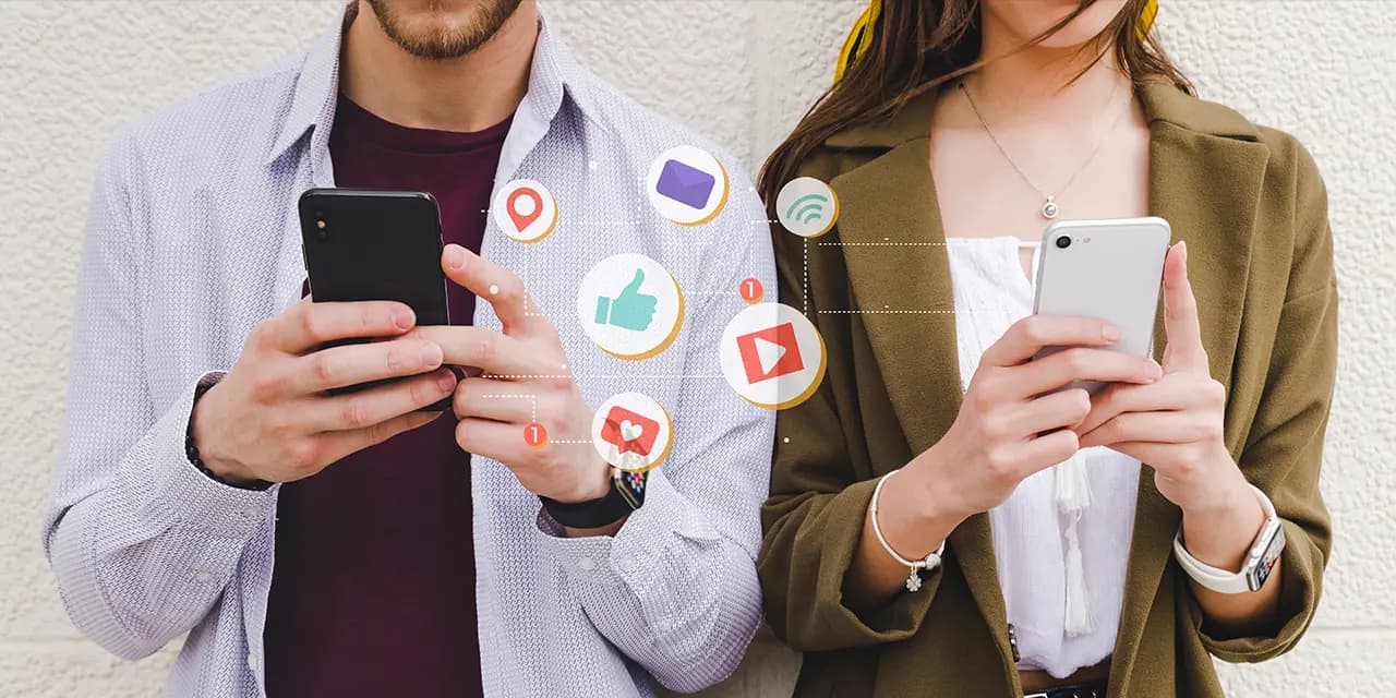 Portadores de cartão de visita digital compartilhando seu contato nas redes sociais