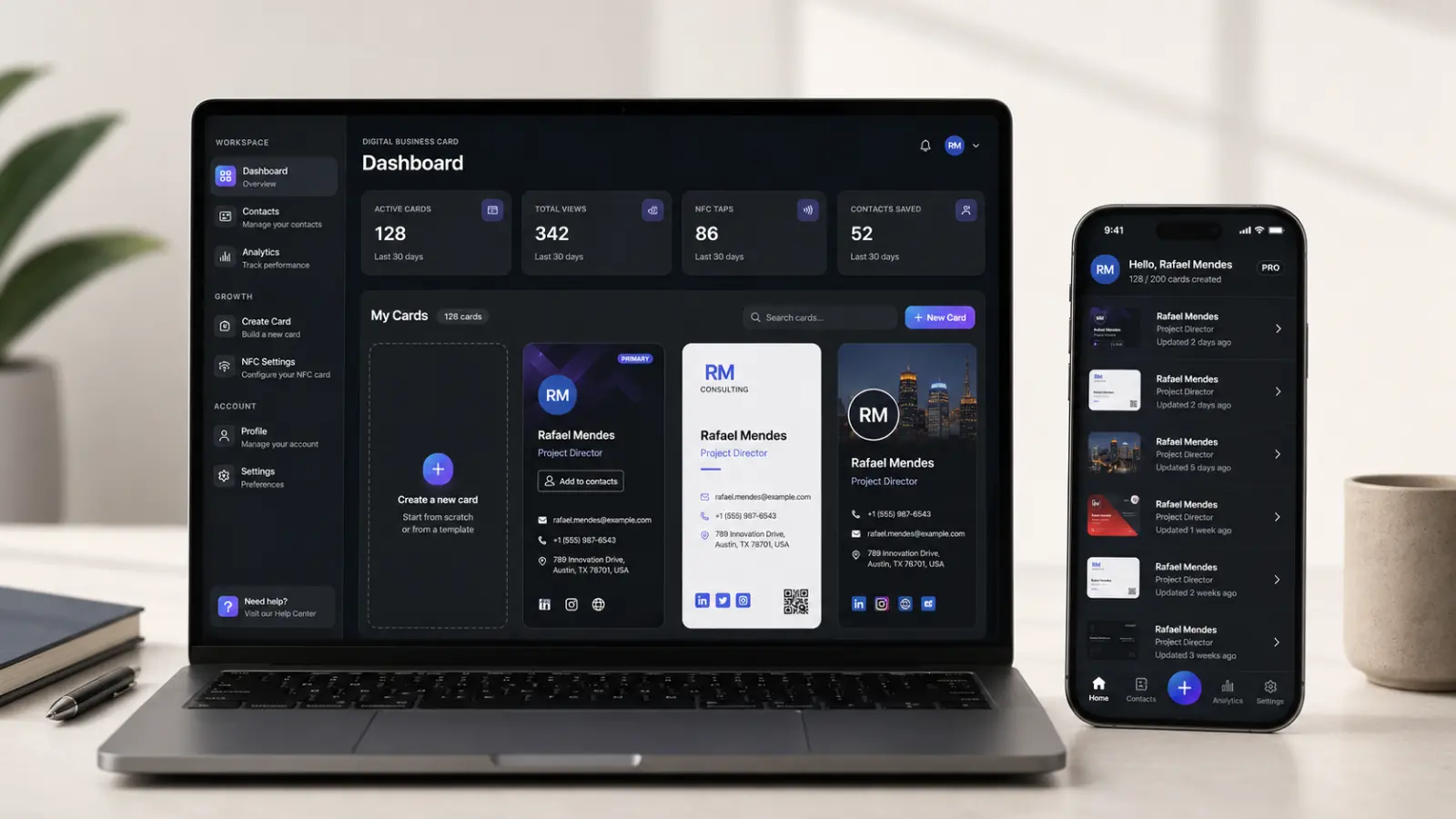 App web da ClickCard aberto em um notebook, mostrando o painel com estatísticas do cartão de visita digital e vários modelos de cartão, ao lado de um smartphone com a mesma lista de cartões no aplicativo ClickCard.