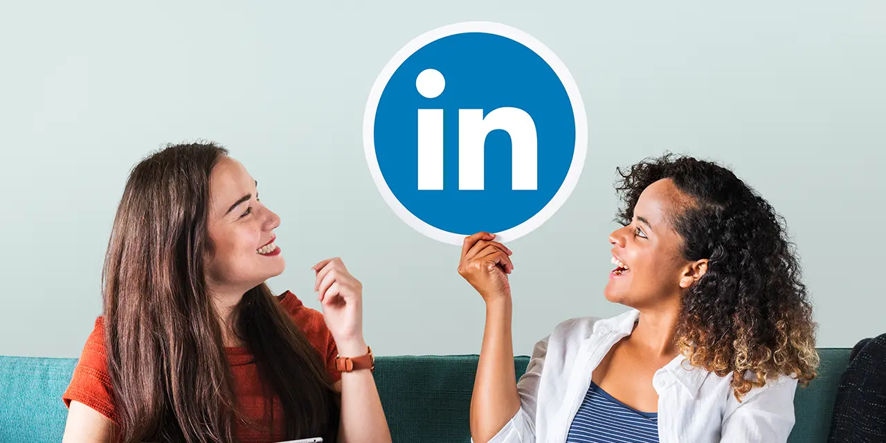 Dois usuários do LinkedIn descobrindo como otimizar da melhor forma o seu perfil pessoal e corporativo.