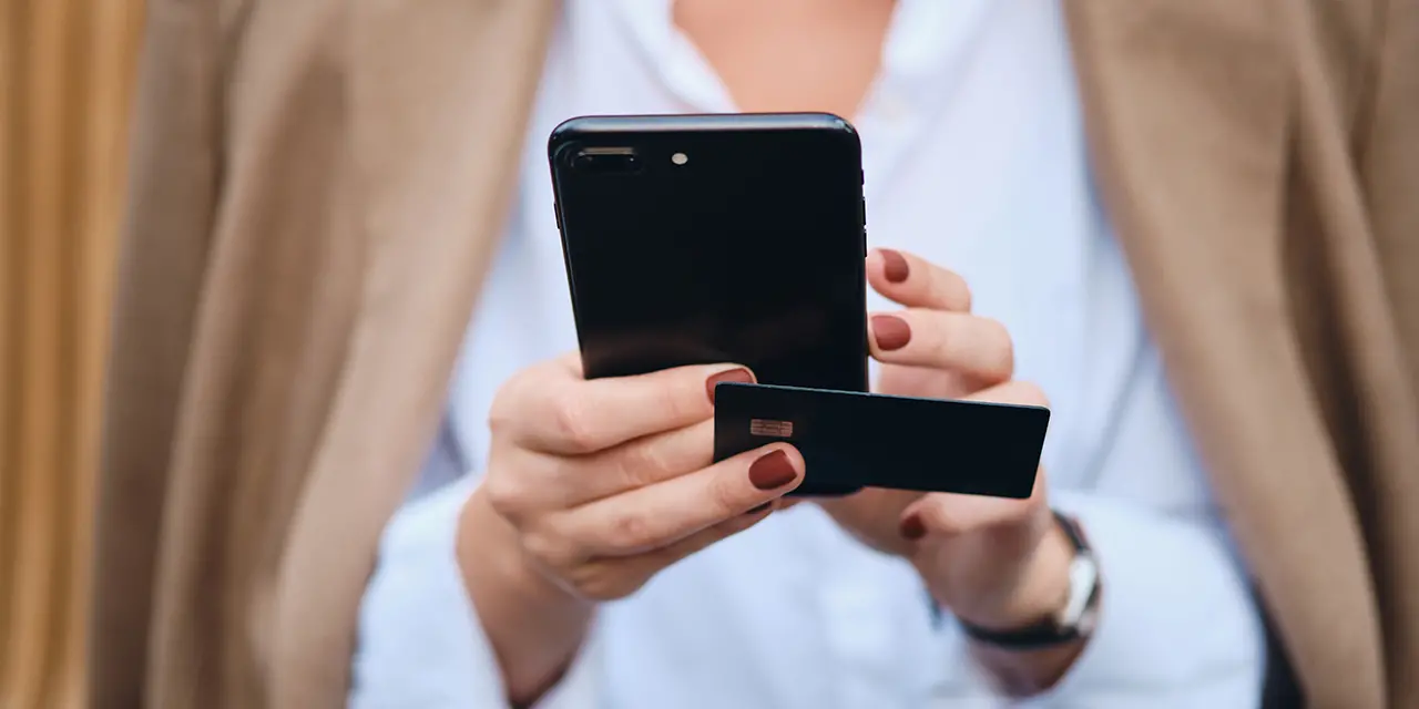 Profissional conectando de forma rápida com outro através de cartão de visita digital