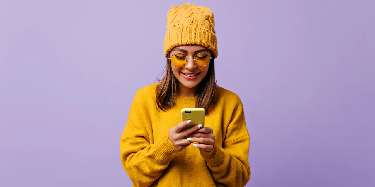 Usuário da ClickCard aproveitando os novos modelos gratuitos do aplicativo.
