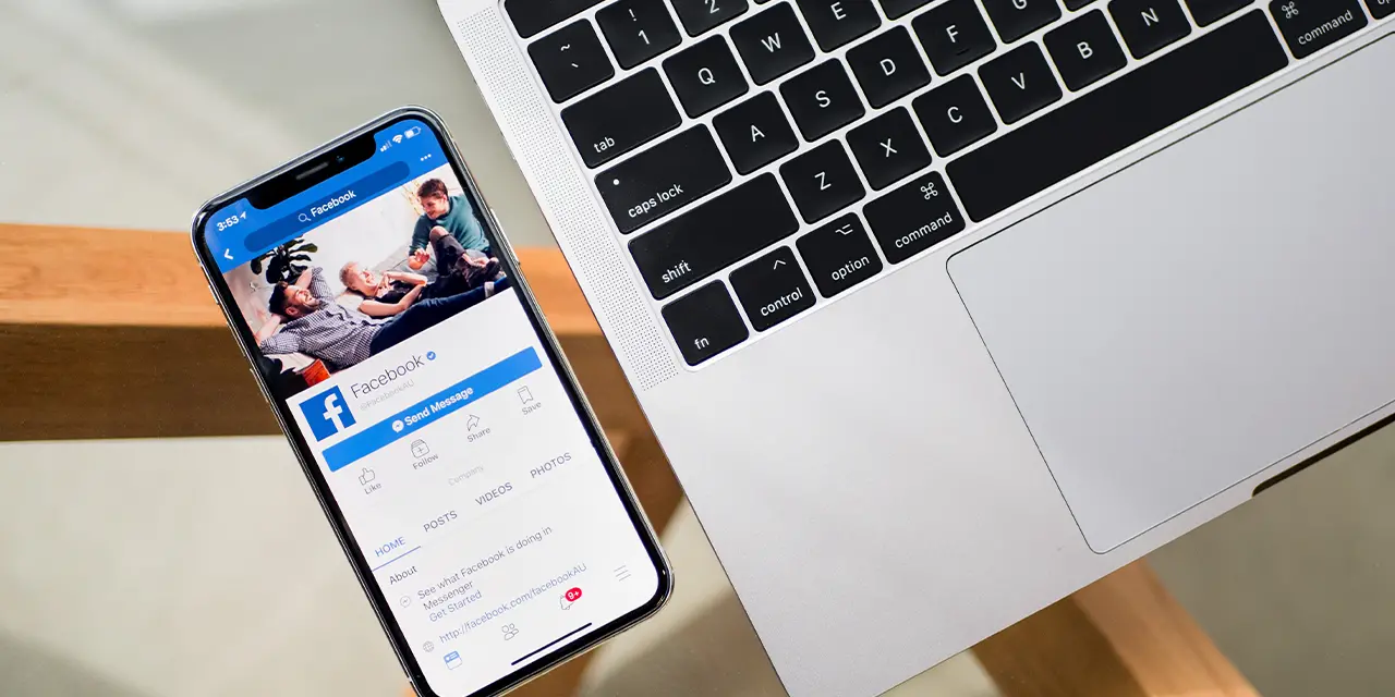 Usuário do Facebook entrando na rede social para compartilhar o seu cartão de visita digital