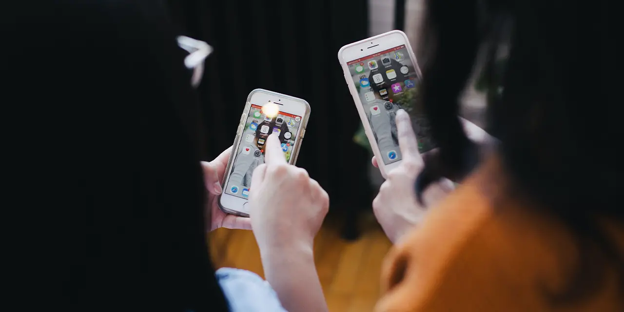 Duas profissionais trocando contato por meio do recurso nfc