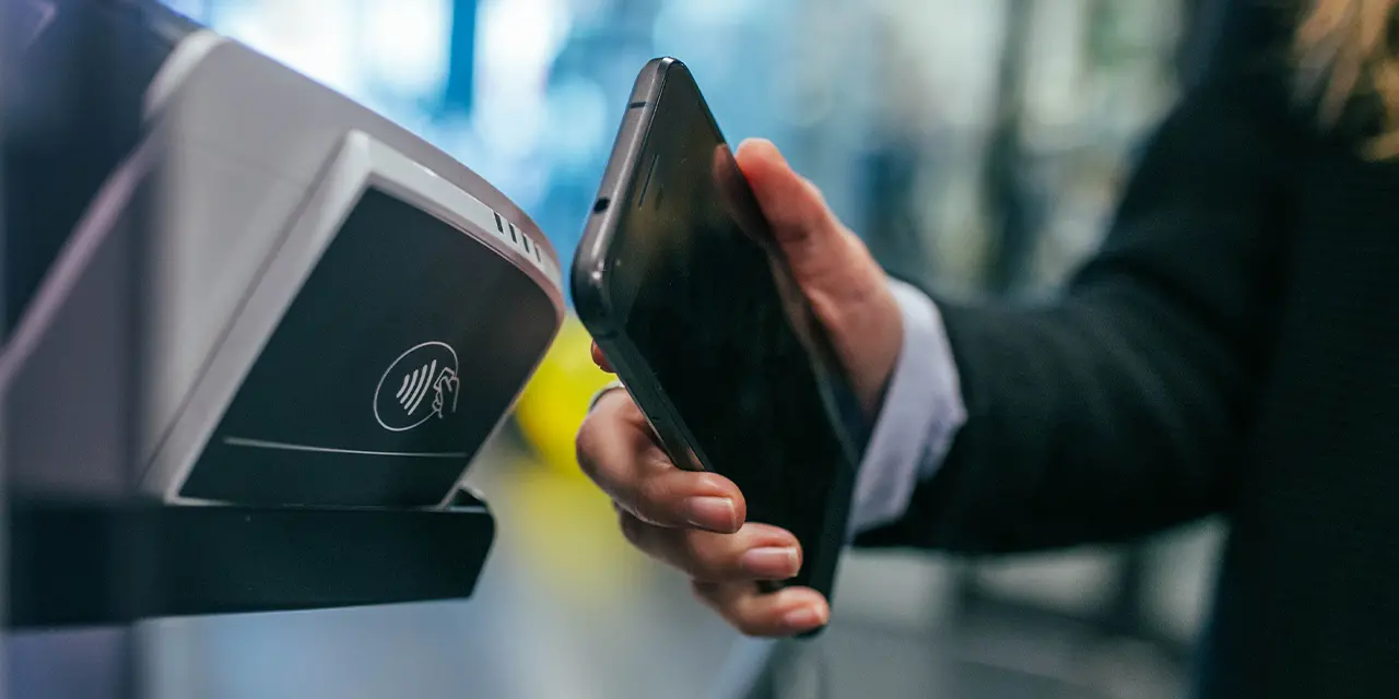 Pessoa utilizando tecnologia NFC para pagamento