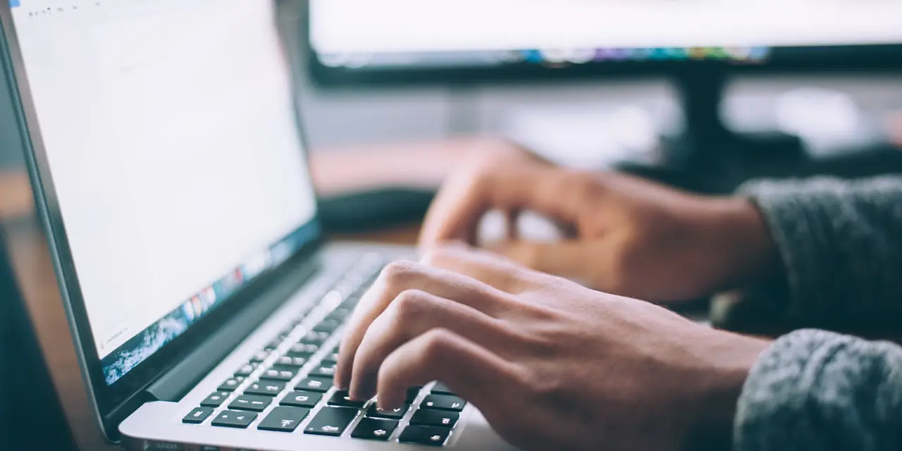 Profissional utilizando a internet para participar de grupos e comunidades online a fim de fortalecer seu networking
