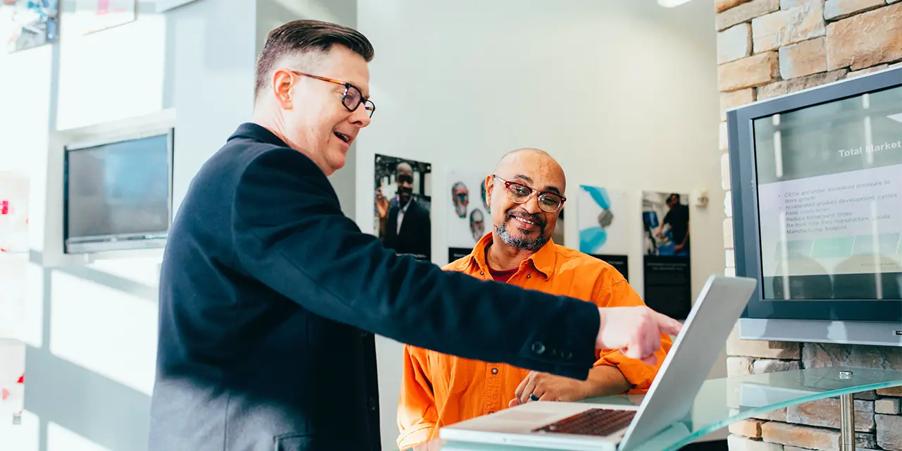 Empresarios apresentando um ao outro projetos por meio de plataformas virtuais disponiveis para facil acesso em seu cartão de visita digital