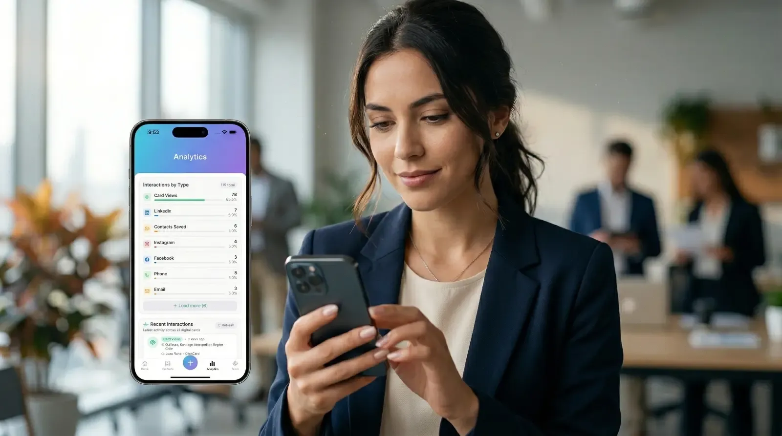 Profissional usando cartão de visita digital ClickCard no smartphone.